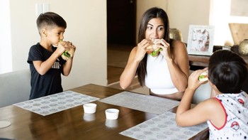 Aranda adalah istri dari pemain sepakbola Ivan Torres yang bermain di klub Club Olimpia. Foto: Instagram/Cristina Vita Aranda