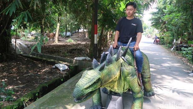 Dinosaurus buatan pemuda Bantul ini bisa ditunggangi