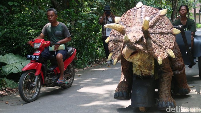 Dinosaurus buatan pemuda Bantul ini bisa ditunggangi