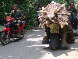 Keren! Dinosaurus Buatan Pemuda Bantul Ini Bisa Berjalan-Ditunggangi