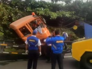 Dua Truk Tabrakan di Tol Japek, Satu Orang Luka Berat