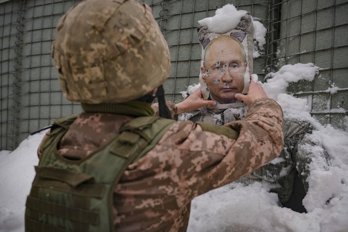 Foto Putin Jadi Sasaran Tembak di Ukraina A bullet riddled effigy of Russian President Vladimir Putin, is coated by fresh snow at a frontline position in the Luhansk region, eastern Ukraine, Tuesday, Feb. 1, 2022. Russia accused the West of
