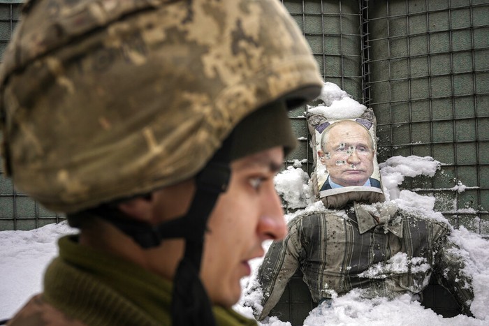 Foto Putin Jadi Sasaran Tembak di Ukraina A bullet riddled effigy of Russian President Vladimir Putin, is coated by fresh snow at a frontline position in the Luhansk region, eastern Ukraine, Tuesday, Feb. 1, 2022. Russia accused the West of