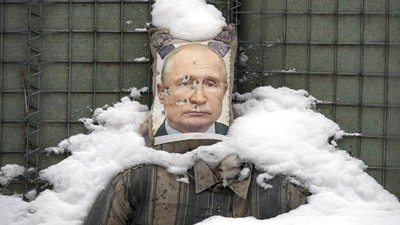 Foto Putin Jadi Sasaran Tembak di Ukraina