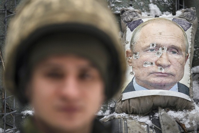 Foto Putin Jadi Sasaran Tembak di Ukraina A bullet riddled effigy of Russian President Vladimir Putin, is coated by fresh snow at a frontline position in the Luhansk region, eastern Ukraine, Tuesday, Feb. 1, 2022. Russia accused the West of