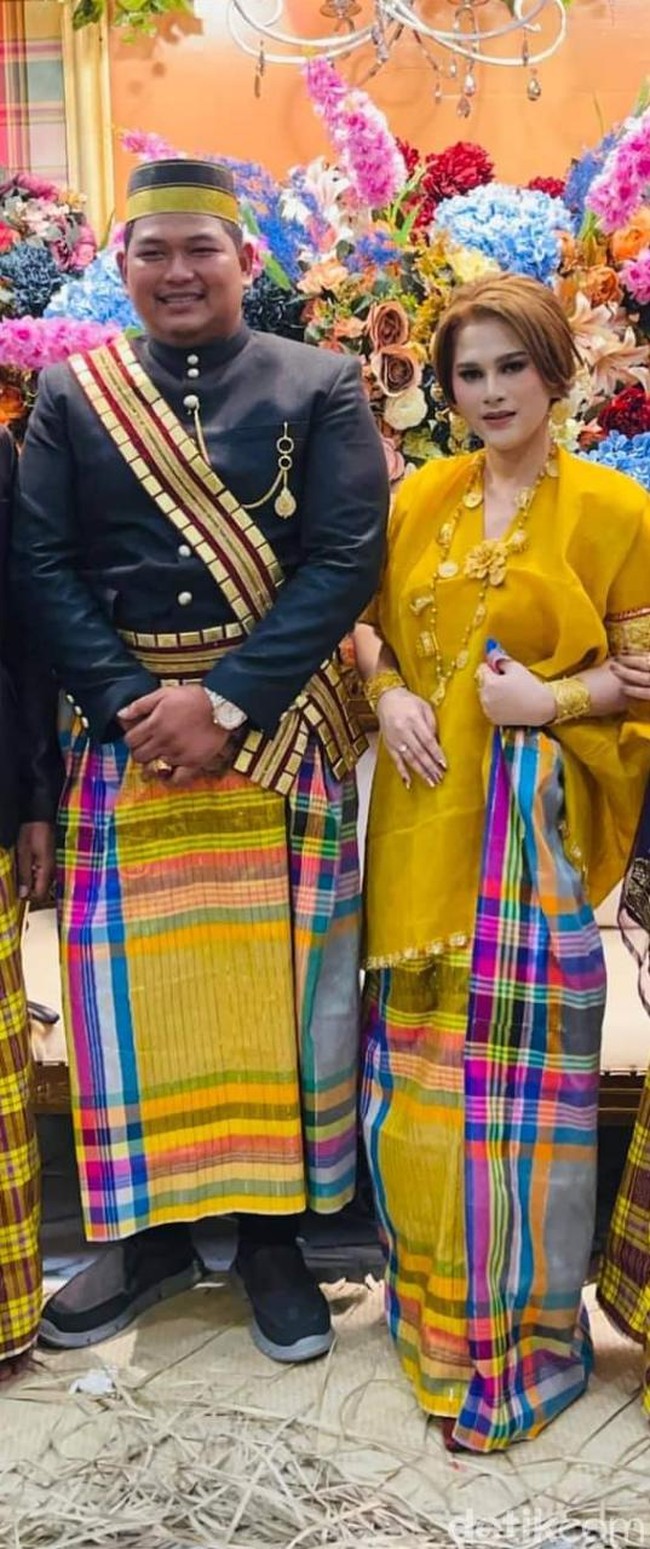 Beredar unggahan wanita asal Malangke, Luwu Utara, Sulawesi Selatan usai dilamar oleh pengusaha dengan uang panai Rp 500 Juta, rumah, dan satu paket berlian. Foto calon pengantin tersebut diunggah oleh akun Facebook Beank Merkarnya Pattimang Selalu Bos. Foto: Dok. pribadi Beank.