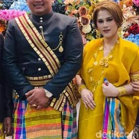 Beredar unggahan wanita asal Malangke, Luwu Utara, Sulawesi Selatan usai dilamar oleh pengusaha dengan uang panai Rp 500 Juta, rumah, dan satu paket berlian. Foto calon pengantin tersebut diunggah oleh akun Facebook Beank Merkarnya Pattimang Selalu Bos. Foto: Dok. pribadi Beank.