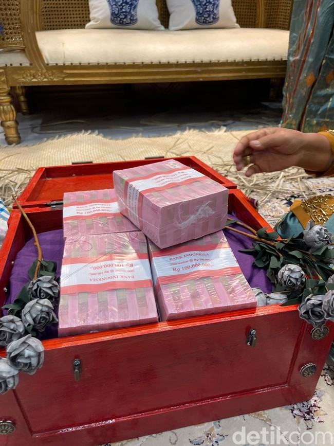 Inilah penampakan uang panai yang diterima wanita di Makassar itu. Uang panai Rp500 juta cash, satu rumah, satu set berlian, dan mobil. Dia (Zahra) sangat gembira menerima uang panai tersebut, tulis Beank di Facebook. Foto: Dok. pribadi Beank.