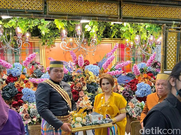 7 Potret Wanita Viral Dilamar Pengusaha, Uang Panai Rp 500 Juta hingga Rumah