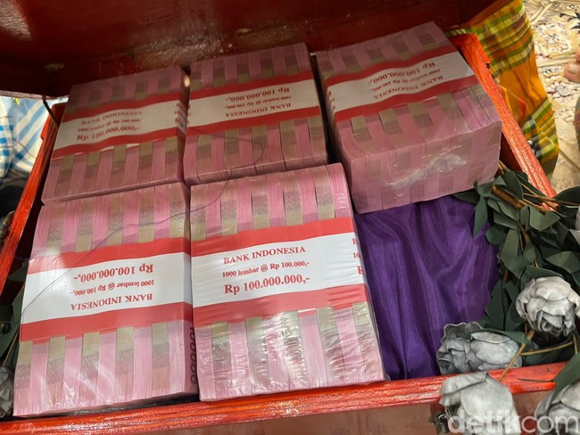 Beank menuturkan uang panai dalam bentuk tunai diletakkan di dalam box warna merah dan dihiasi bunga kering. Foto: Dok. pribadi Beank.
