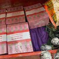 Beank menuturkan uang panai dalam bentuk tunai diletakkan di dalam box warna merah dan dihiasi bunga kering. Foto: Dok. pribadi Beank.