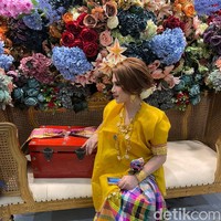 Dalam foto yang diunggah terlihat calon pengantin wanita tampil flawles dan cantik dengan mengenakan satu set baju bodo dan sarung warna kuning. Dekorasi acara mappettuada dihiasi oleh berbagai bunga cantik aneka warna. Menurut Beank, selain dihadiri oleh kerabat dan keluarga terdekat, acara mappettuada dihadiri oleh anggota dewan DPRD dari Malangke Barat, Sulawesi Selatan. Foto: Dok. pribadi Beank.