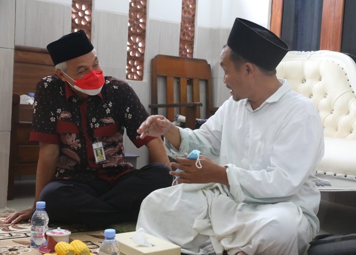 Gus Baha Puji Gaya Ganjar Artikan Bismillah Ala Kitab Kuning