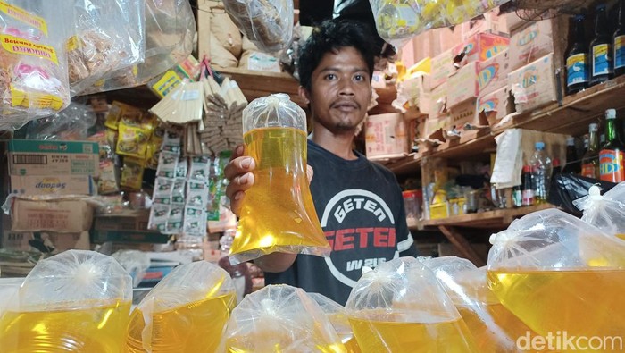 Pantauan detikcom, di Pasar Banjaran Kabupaten Bandung, Rabu (2/2/2022), para pedagang masih menjual minyak goreng dengan harga yang begitu tinggi. Bahkan dari stok pun masih menggunakan yang awal Januari 2022.