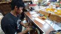 Salah satu pedagang Pasar Banjaran, Yakub (30), mengatakan bahwa penjualan minyak curah di tempatnya belum mengalami penurunan harga. Kata dia, hal tersebut tidak berpengaruh meski adanya penekanan harga dari pemerintah pusat.