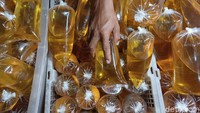 Dia juga mengatakan bahwa saat ini penjualan minyak goreng mengamai penurunan dari biasanya. Apalagi, kata dia, saat ini masyarakat lebih banyak membeli dari minimarket-minimarket terdekat.