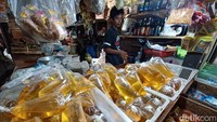 Kementerian Perdagangan memberlakukan aturan baru Harga Eceran Tertinggi (HET). HET minyak goreng curah berada diangka Rp11.500 per liter, kemudian harga minyak goreng kemasan sederhana Rp13.500 per liter, dan harga minyak goreng kemasan premium Rp14.000 per liter.
