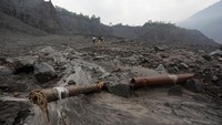 Tak hanya itu, tumpahan minyak tersebut telah mencemari sungai yang digunakan untuk pasokan air bersih bagi masyarakat adat.  