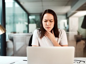 13 Cara Menghilangkan Sakit Tenggorokan dengan Herbal dan Obat yang Ampuh