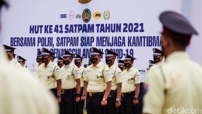 Para Satpam baris-berbaris dalam upacara HUT ke-41 Satpam di Lapangan Bhayangkara Polri, Jakarta Selatan, Rabu (2/2/2022).