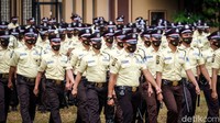 Dalam acara ini, Satpam sudah mengenakan seragam baru yang berwarna krem dari semula berwarna cokelat muda. 