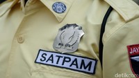 Masa berlaku baju seragam satpam itu akan berlaku selama 1 tahun. 