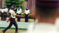Alasan Polri memutuskan untuk mengganti warna seragam satpam. Selain, agar tidak terlalu mirip dengan polisi, seragam satpam dibedakan agar tidak membuat masyarakat bingung. (Andhika Prasetia/detikcom).