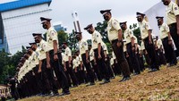 Polri juga mengatakan pengadaan seragam baru satpam ini merupakan urusan satpam dan tempat kerjanya masing-masing. 
