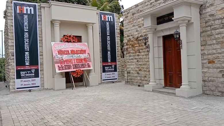 Ini Wujud Museum Holocaust Yahudi yang Ditentang Berbagai Pihak Museum Holocaust Yahudi di Tondano, Minahasa, Sulut menuai penolakan dari berbagai pihak. Wagub Sulut, Steven Kandouw meresponsnya dengan mengatakan bahwa Sulut menjunjung tinggi toleransi.