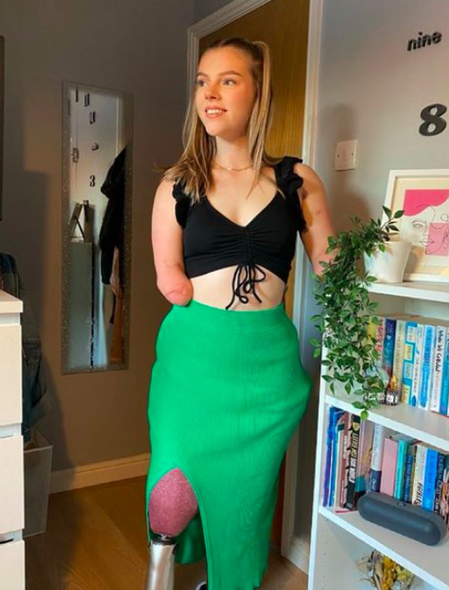 Remaja bernama Isabelle Weall itu jadi viral setelah video tutorial makeupnya diunggah ulang di Instagram Huda Beauty. Selama ini, remaja 18 tahun itu memang telah menjadi sensasi media sosial dengan bakat makeupnya itu. Foto: dok. Instagram/@itz.izz