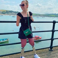 Tanpa tangan dan kaki, Isabelle terlihat mandiri. Dia bahkan bekerja sebagai asisten marketing di salah satu perusahaan mobil. Foto: dok. Instagram/@itz.izz