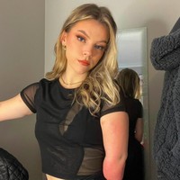 Eyeshadow neon, winged eyeliner, dan bulu mata palsu digunakan dengan lihai oleh influncer bernama Isabelle Weall. Hal tersebut mungkin biasa bagi remaja umumnya, namun menjadi luar biasa bagi Isabelle karena tangan dan kakinya diamputasi. Foto: dok. Instagram/@itz.izz