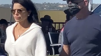 Ia diketahui memiliki perusahaan video bernama Black Ops Aviation. Nah, Bezos menyewa perusahaan ini untuk merekam event Amazon sehingga mereka jadi dekat. Sang mantan suami juga adalah teman Bezos. Foto: Daily Mail