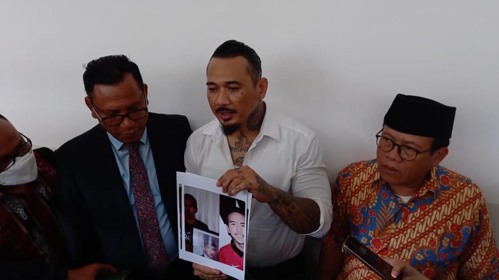 Jerinx kembali tunjukkan foto pria yang diyakininya Adam Deni sedang mengacungkan jari tengah ke foto Presiden Jokowi.