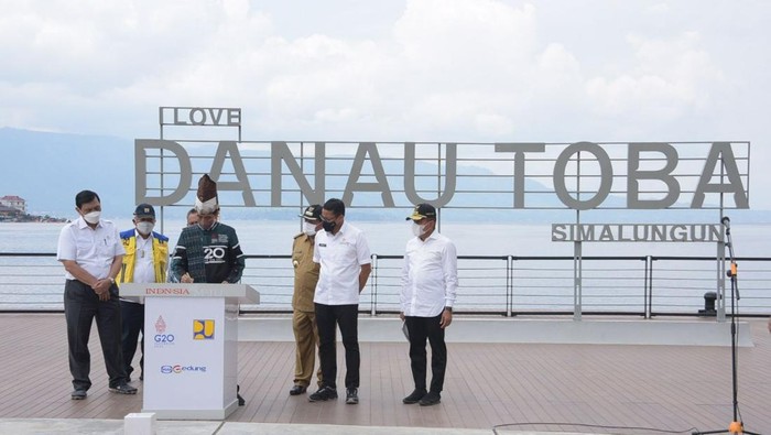 Presiden Joko Widodo meninjau pengembangan wisata di kawasan Destinasi Super Prioritas Danau Toba, salah satunya kawasan wisata Pantai Bebas Parapat, Simalungun, Sumatra Utara.