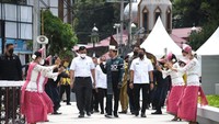 Jokowi dan menteri di kawasan wisata Pantai Bebas Parapat, Simalungun, Sumatra Utara. Kunjungan Jokowi ke Danau Toba merupakan tindak lanjut percepatan 5 Destinasi Super Prioritas tanah air untuk meninjau langsung progres revitalisasi dan pengembangan kawasan di destinasi wisata. Foto: Lukas - Biro Pers Sekretariat Presiden