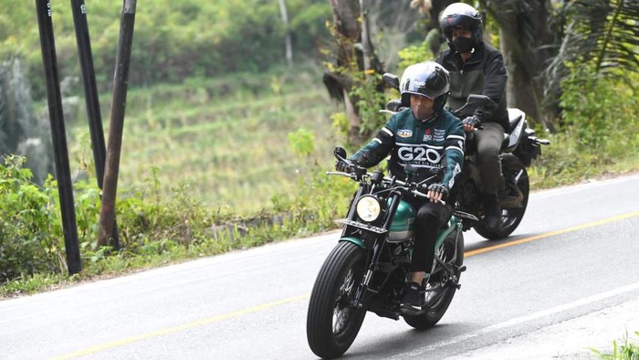 Presiden Joko Widodo (Jokowi) mengendarai sepeda motor saat kunjungan kerja (kunker) ke Sumatera Utara (Sumut). Motoran Jokowi sekaligus mencoba mulus atau tidaknya jalan di Sumut.