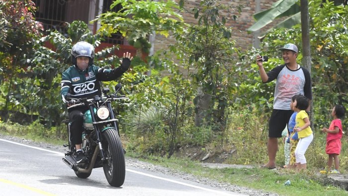 Presiden Joko Widodo (Jokowi) mengendarai sepeda motor saat kunjungan kerja (kunker) ke Sumatera Utara (Sumut). Motoran Jokowi sekaligus mencoba mulus atau tidaknya jalan di Sumut.