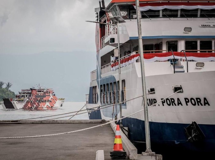 Presiden Joko Widodo meresmikan tujuh pelabuhan penyeberangan dan empat kapal motor penumpang (KMP) di Kawasan Dermaga Pelabuhan Ajibata, Kabupaten Toba, Sumatera Utara.