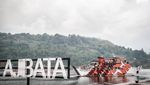 Momen Jokowi Momotoran di Danau Toba Bareng Sandiaga