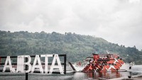 Presiden Joko Widodo juga meresmikan tujuh pelabuhan penyeberangan dan empat kapal motor penumpang (KMP) di Kawasan Dermaga Pelabuhan Ajibata, Kabupaten Toba, Sumatera Utara. Foto: Kemenparekraf
