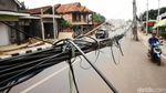Kabel Semrawut di Bekasi Ini Bahayakan Pengendara