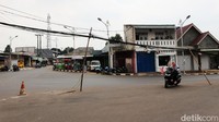 Namun persoalan utilitas dan penataan bahu jalan masih semrawut.