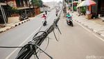 Kabel Semrawut di Bekasi Ini Bahayakan Pengendara