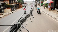 Terlihat, sejumah kabel dan tiang masih belum tertata rapi. 