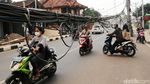 Kabel Semrawut di Bekasi Ini Bahayakan Pengendara