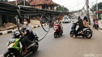 Kondisi ini dinilai membahayakan pengendara hingga warga sekitar.