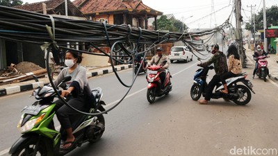 Kabel Semrawut di Bekasi Ini Bahayakan Pengendara