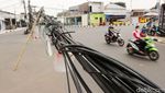 Kabel Semrawut di Bekasi Ini Bahayakan Pengendara