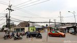 Kabel Semrawut di Bekasi Ini Bahayakan Pengendara